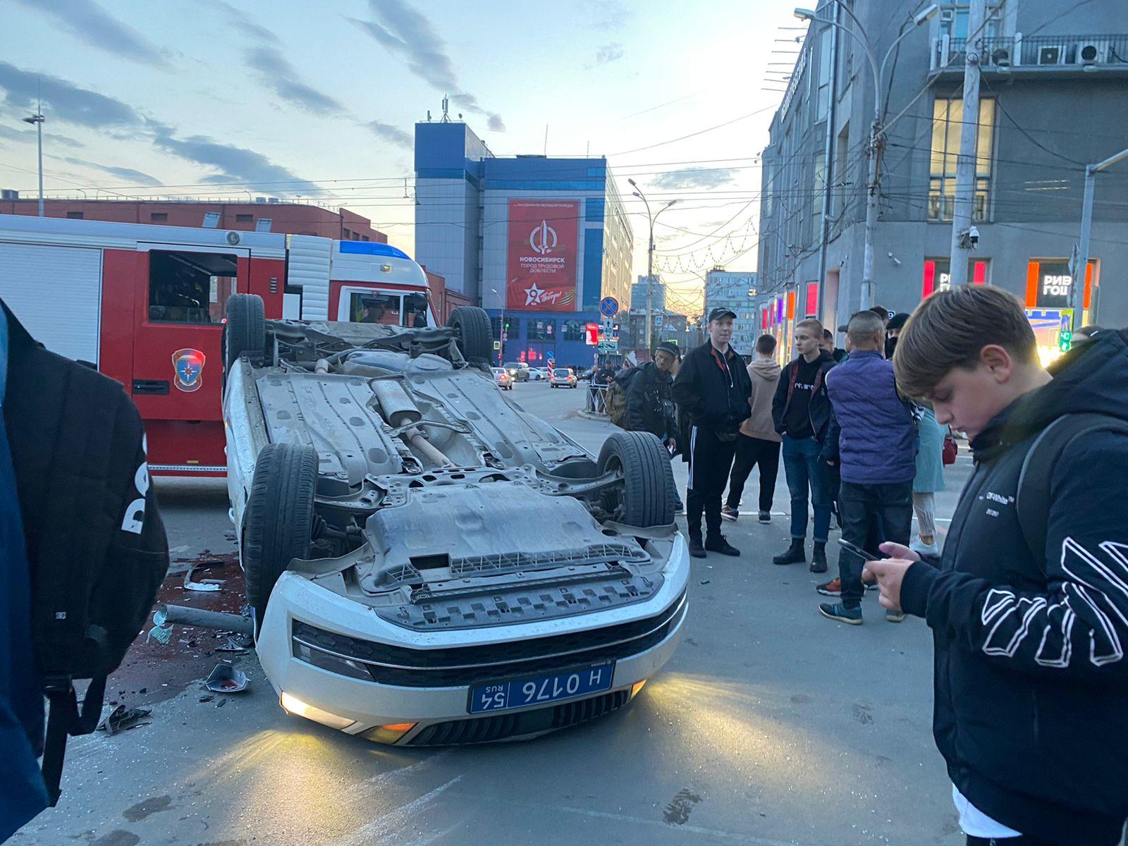 Фото Машина ДПС перевернулась на крышу после аварии в центре Новосибирска 2